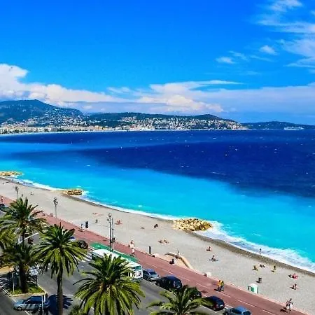 Ensoleillé à Deux Pas Des Plages Avec Sa Grande Terrasse Privée !